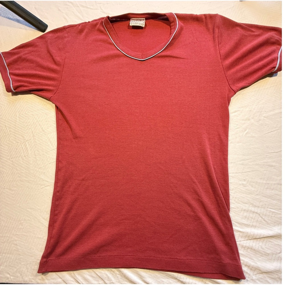 Vintage Left Bank Mens Red V-Neck T-Shirt Blue Contrast Trim Size L Cotton Blend